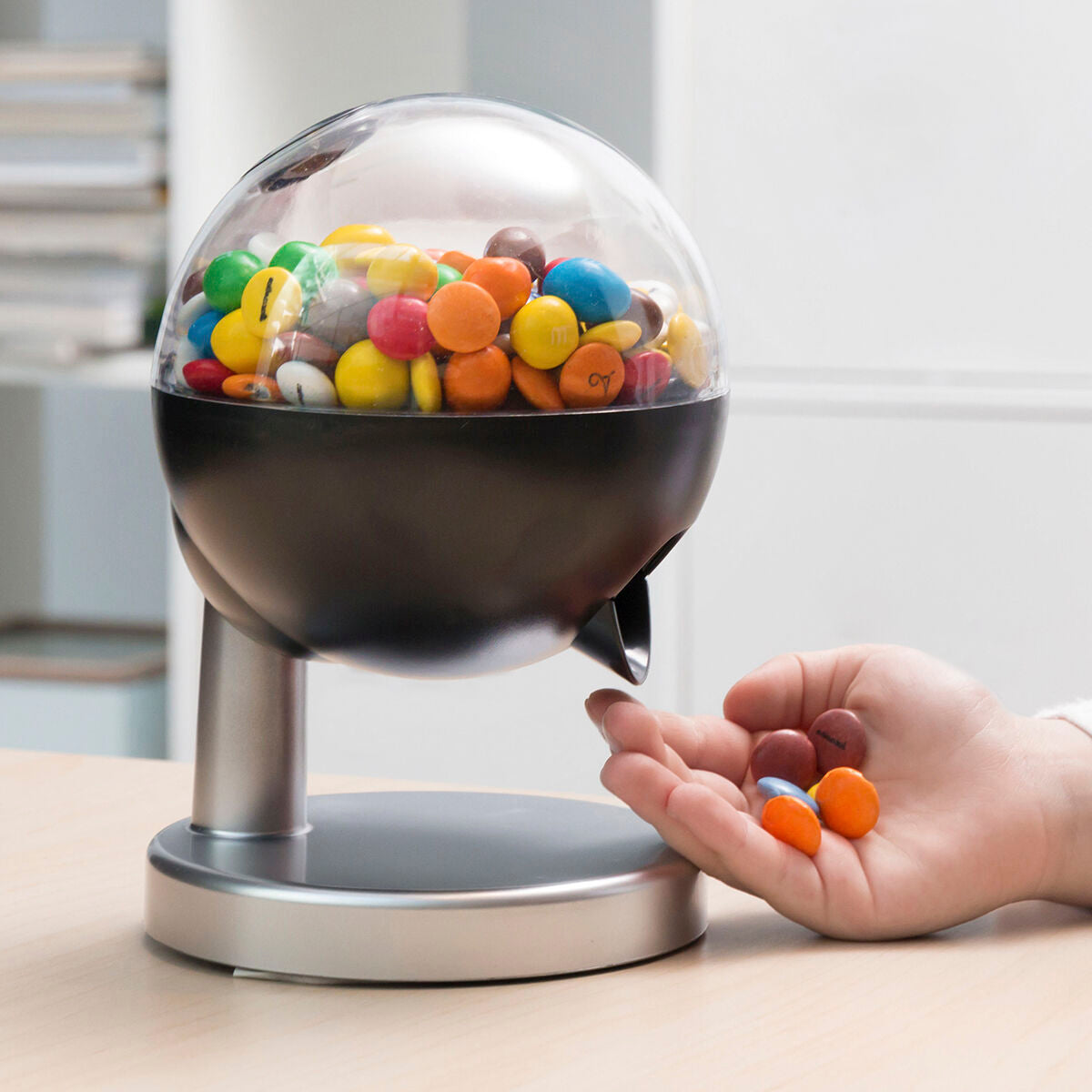 Automatic snack dispenser